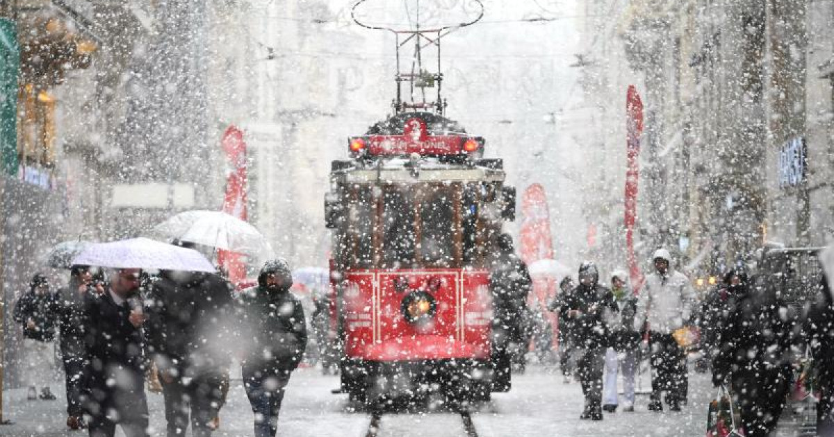 Ыстамбұлда қалың қар жауып, екпінді жел күтілуде