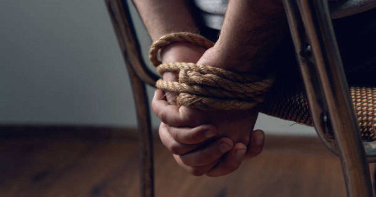 «Адам ұрлау болмағандай көрсетіп отыр»: Түркістандағы қыз алып қашу ісін бойжеткеннің туыстары әділ тергеуді сұрайды