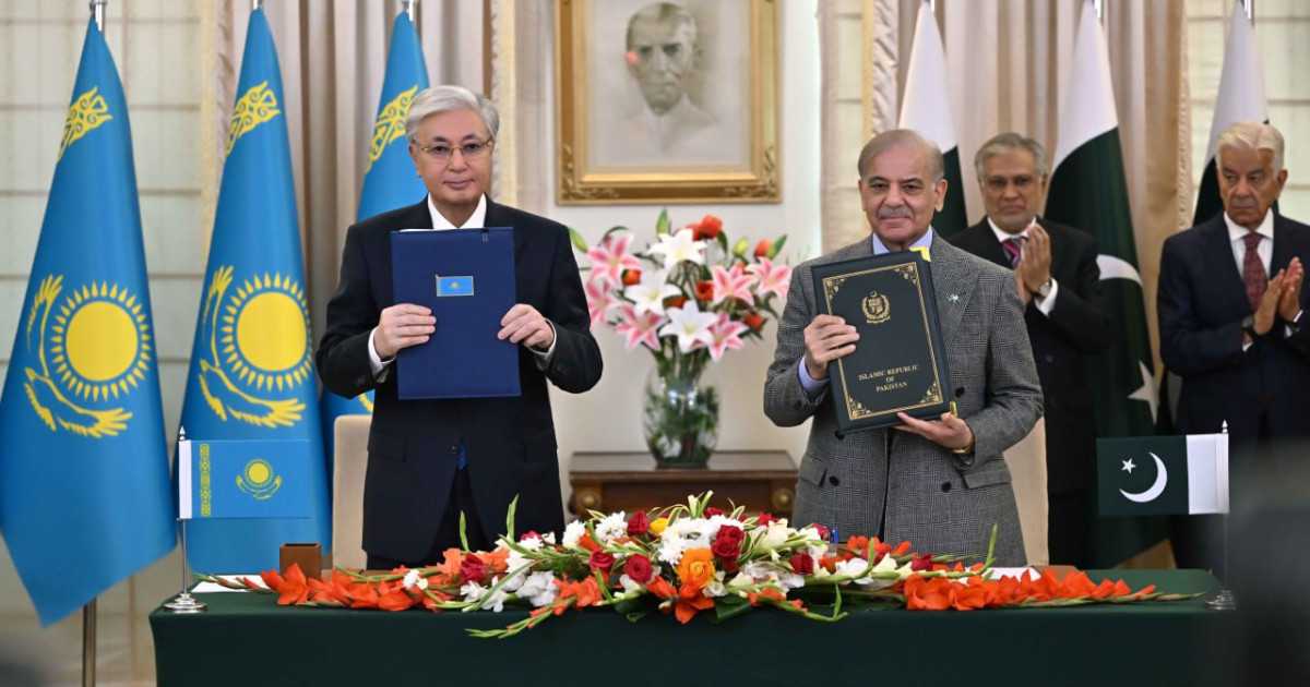 Қасым-Жомарт Тоқаев пен Шахбаз Шариф бірлескен декларацияға қол қойды