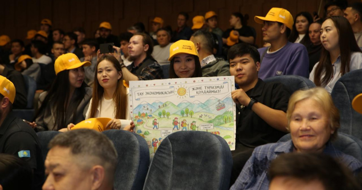Алматыда өткен қоғамдық тыңдауда жастар плакаттармен Almaty Superski жобасын қолдады