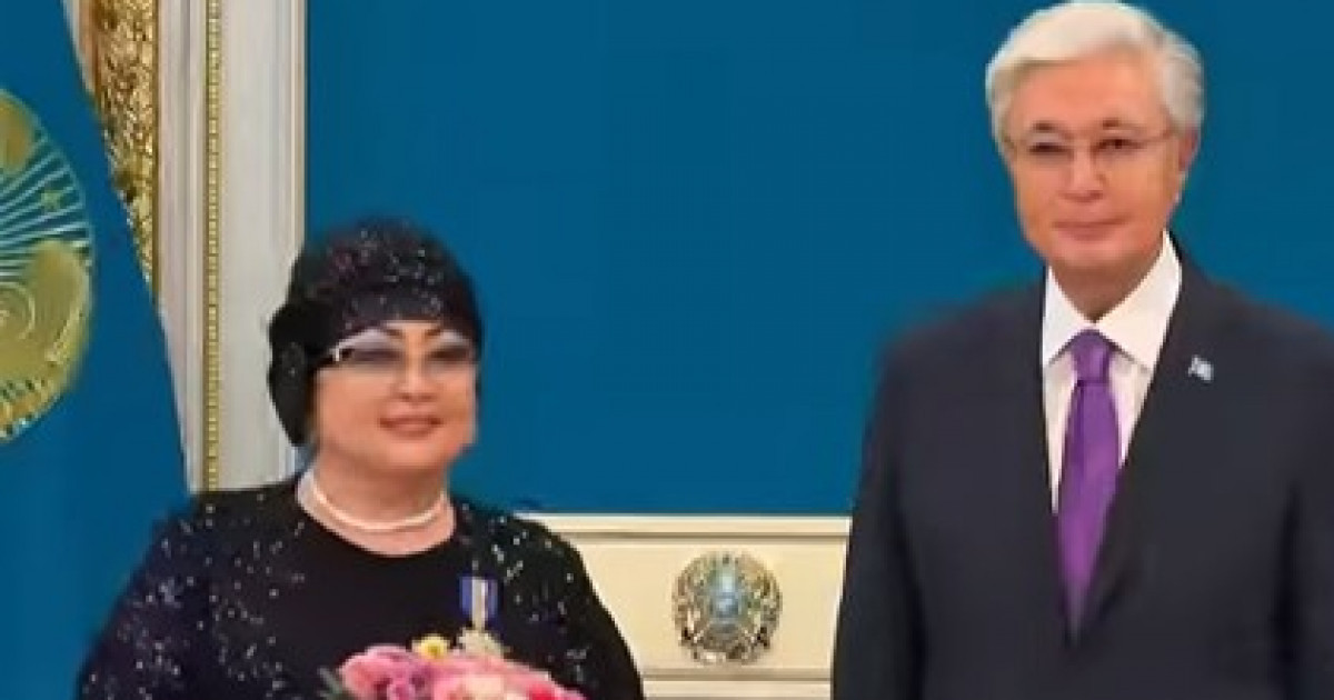 Мақпал Жүнісова Президентке сыйлық берді (видео)