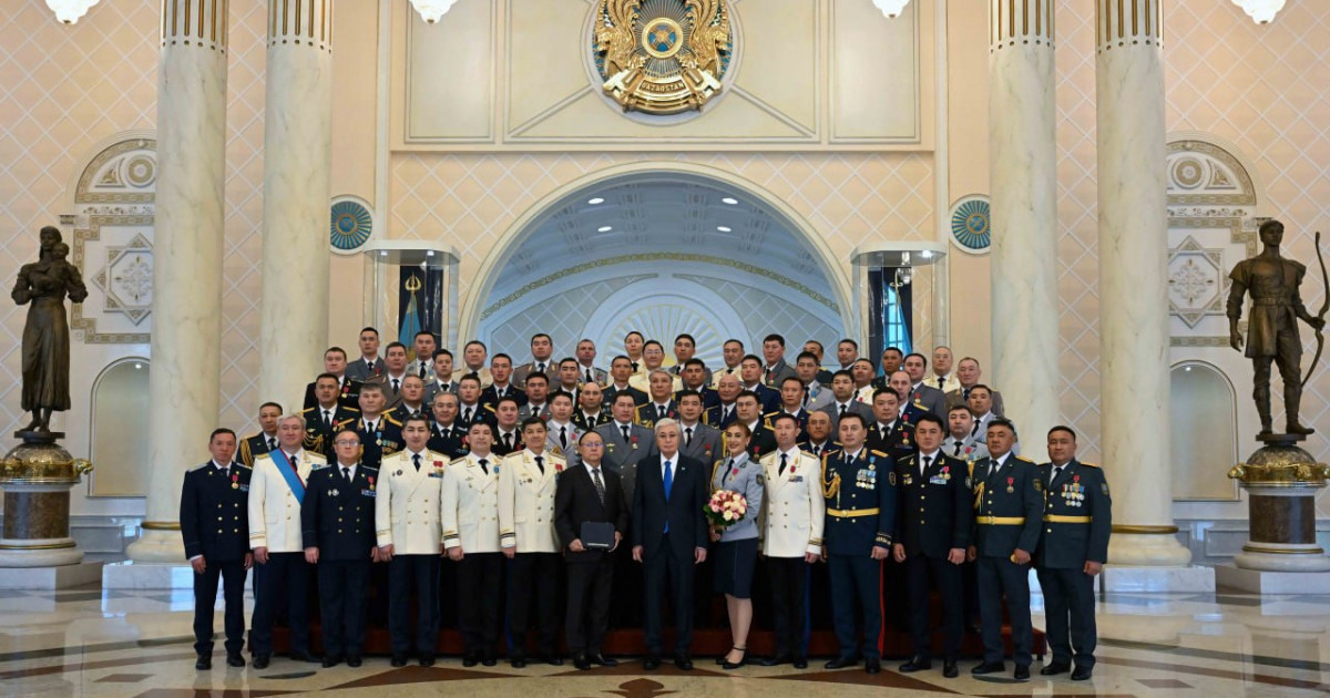 Президент Отан қорғаушылар күні қарсаңында бір топ азаматты марапаттады