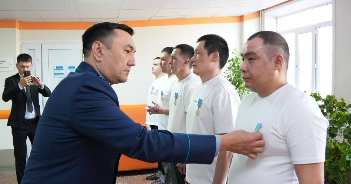 Шахтинскіде жарылыс болғанда тұрғындарды құтқарған бес полицей марапатталды