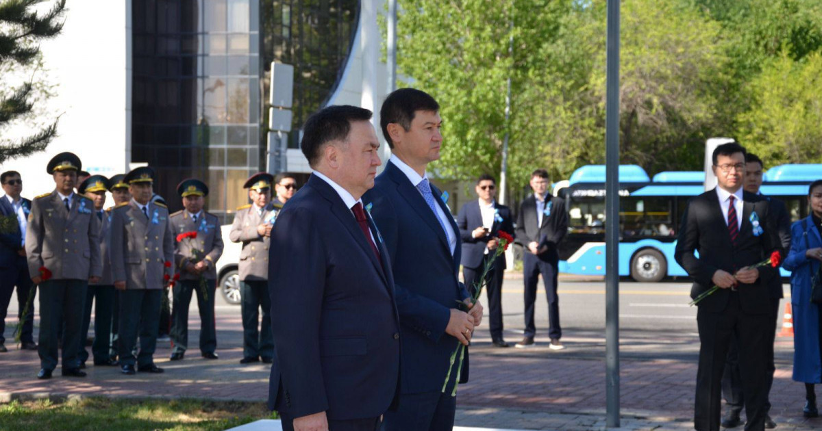 Жоғарғы Сот төрағасы Мәншүк Мәметованың ескерткішіне гүл шоқтарын қойды