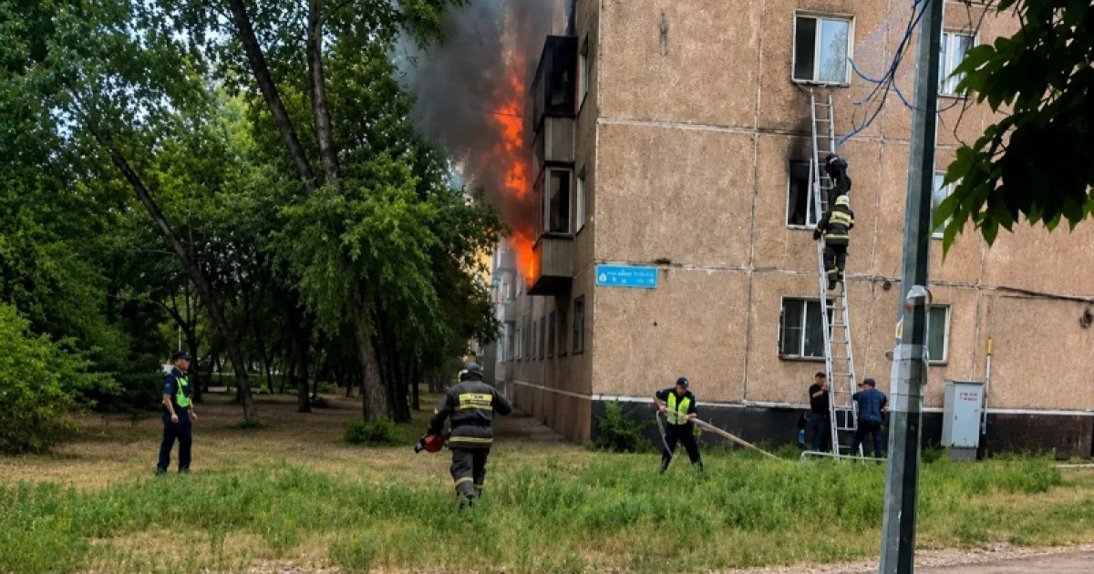Павлодардағы өрт: терезеден секірген 23 жастағы қыз ауруханада көз жұмды