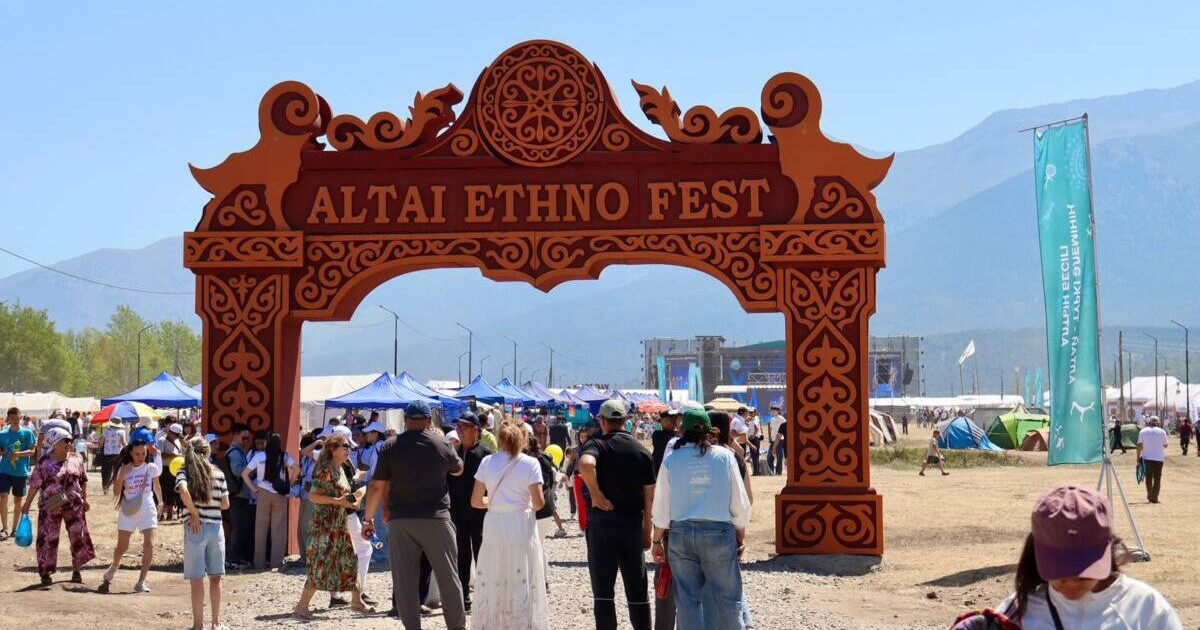Altai Fest: полицейлер Қатонқарағайда 50 мыңнан астам адам жиналған фестивальден үйге аман-есен қайтудың тәртібін түсіндірді