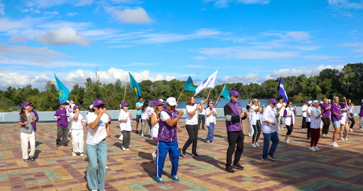 «Әділет» партиясының өкілдері мен белсенді жастар таңғы жаттығуға қатысты