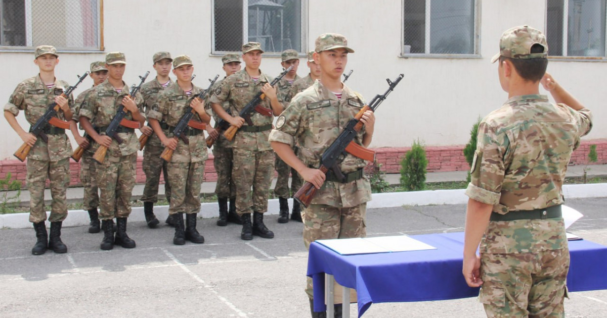 Әскер шыңдаған достық: Ұлттық ұланның әскери бөлімінде колледжде бірге оқыған 10 студент қызмет етуде