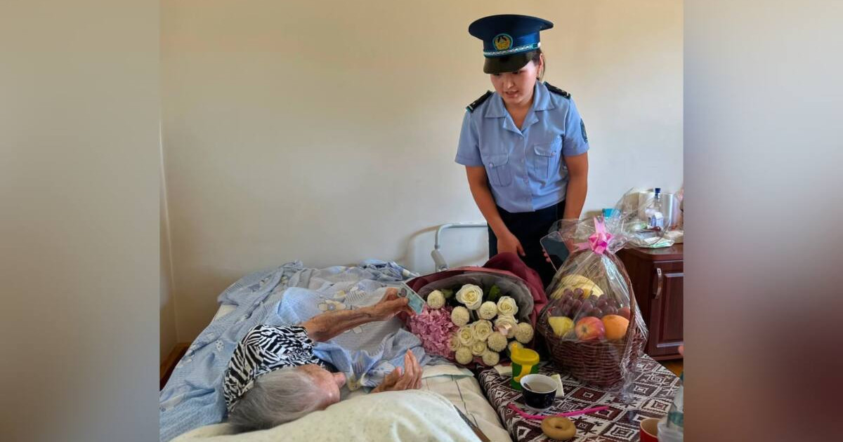 Таразда 99 жастағы тұрғынның жеке куәлігін полицейлер үйіне апарып табыстады