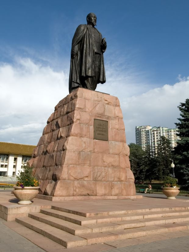 Көшеде еңкейген Көшеде еңкейген