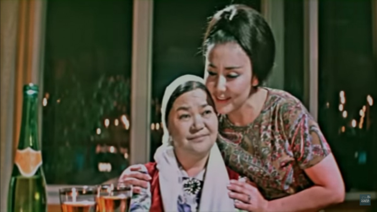 Шұлықтардағы жалаңаш аққұбалар фотосуреттері