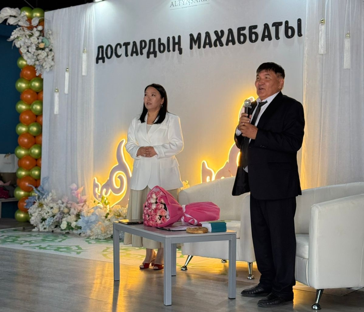 Эротикалық массаж және шырынды минет Жас қыз сорғыш және