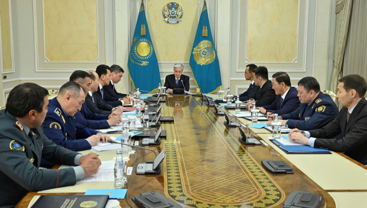 Бір жігіт қалың әйелдерді жалап жатыр Әдемі топтық порно