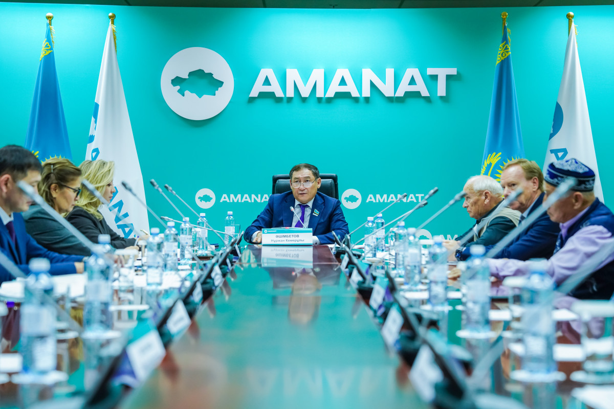 Ерлердің ішінде камминг жасайтын траннилердің жинағы