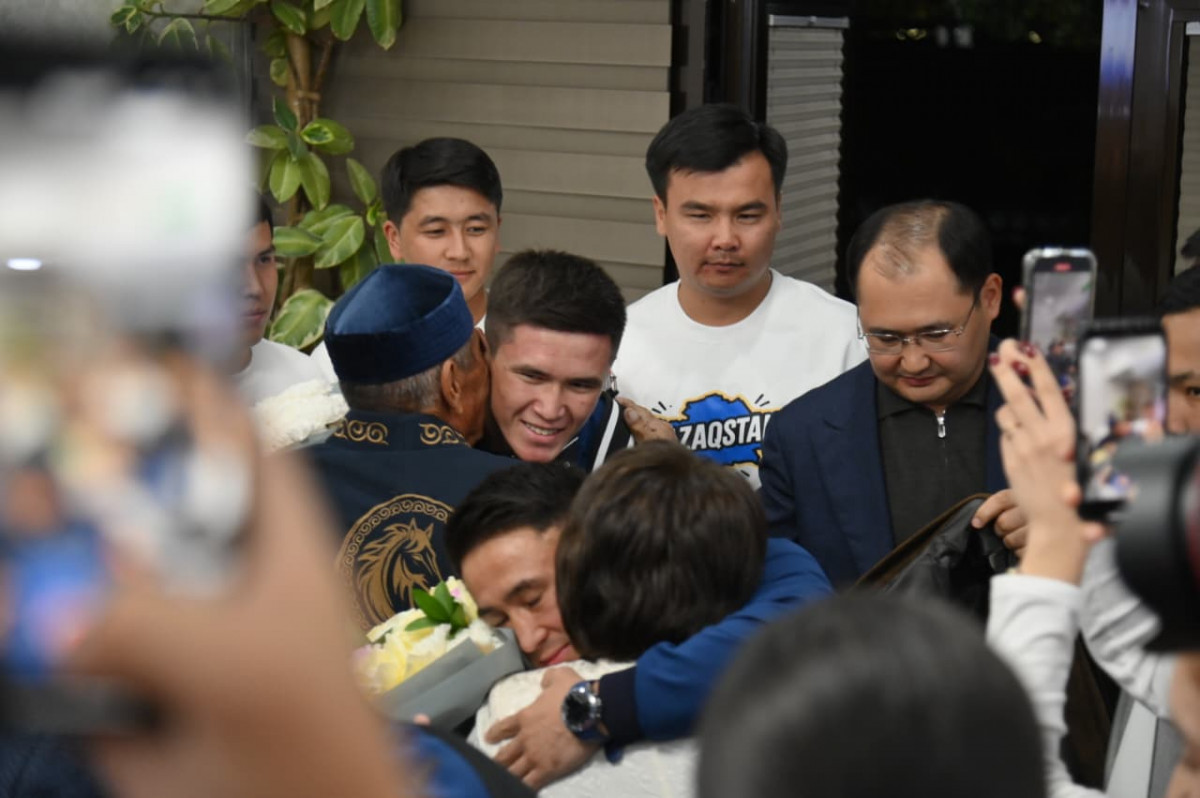 Порно өте үлкен мүшесі қыздық пердеді бұзады Желіде қалың жігіт қыздың құлағын жарып жатыр.