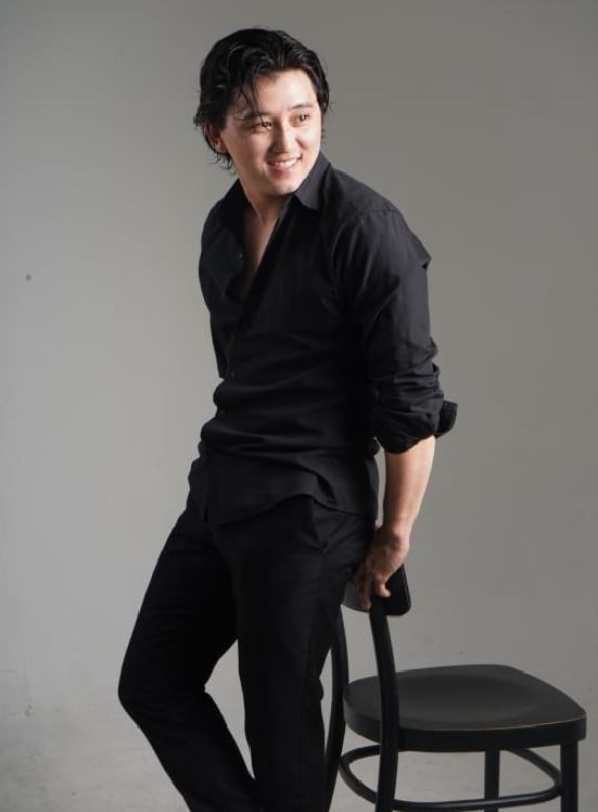 Жыныстық қатынасқа арналған әдеттен тыс трусиктер Ол аяқ киіммен мүшесін жұлып алады