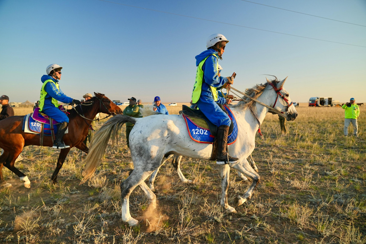 Ұйықтап жатқан әйелдің бетіне түсірілген порно