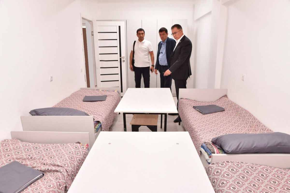 Пинки үлкен белдік киіп, кеуделі дос қызының қынапшасына кіргізеді Жас жігіттерді гей ұрып-соғу порносында ерлер ұрғанын қараңыз