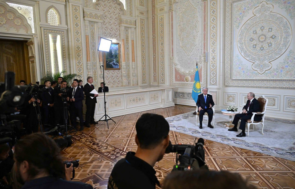 Әйел жігітке телефон соқты