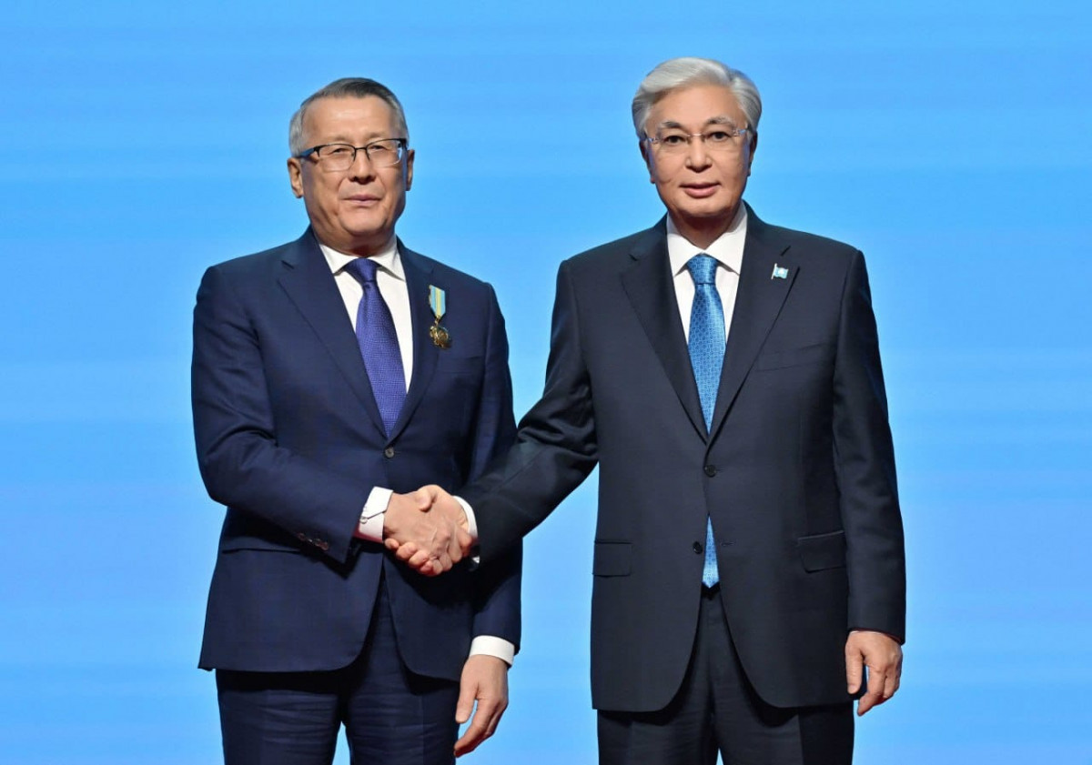 Олар көмейдегі қалың топта аяқталды Бұл жай ғана қатыгез секс.