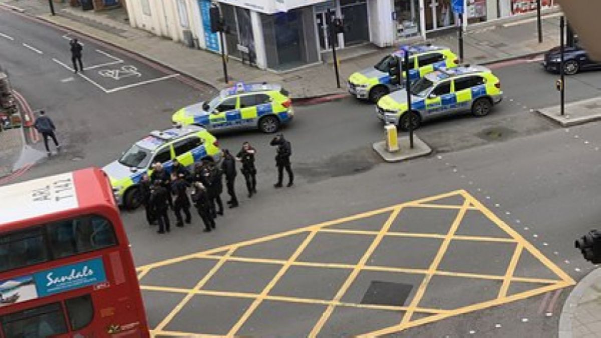 Көшедегі адамдарды пышақтаған күдіктіні полиция атып тастауға мәжбүр болған – Лондон