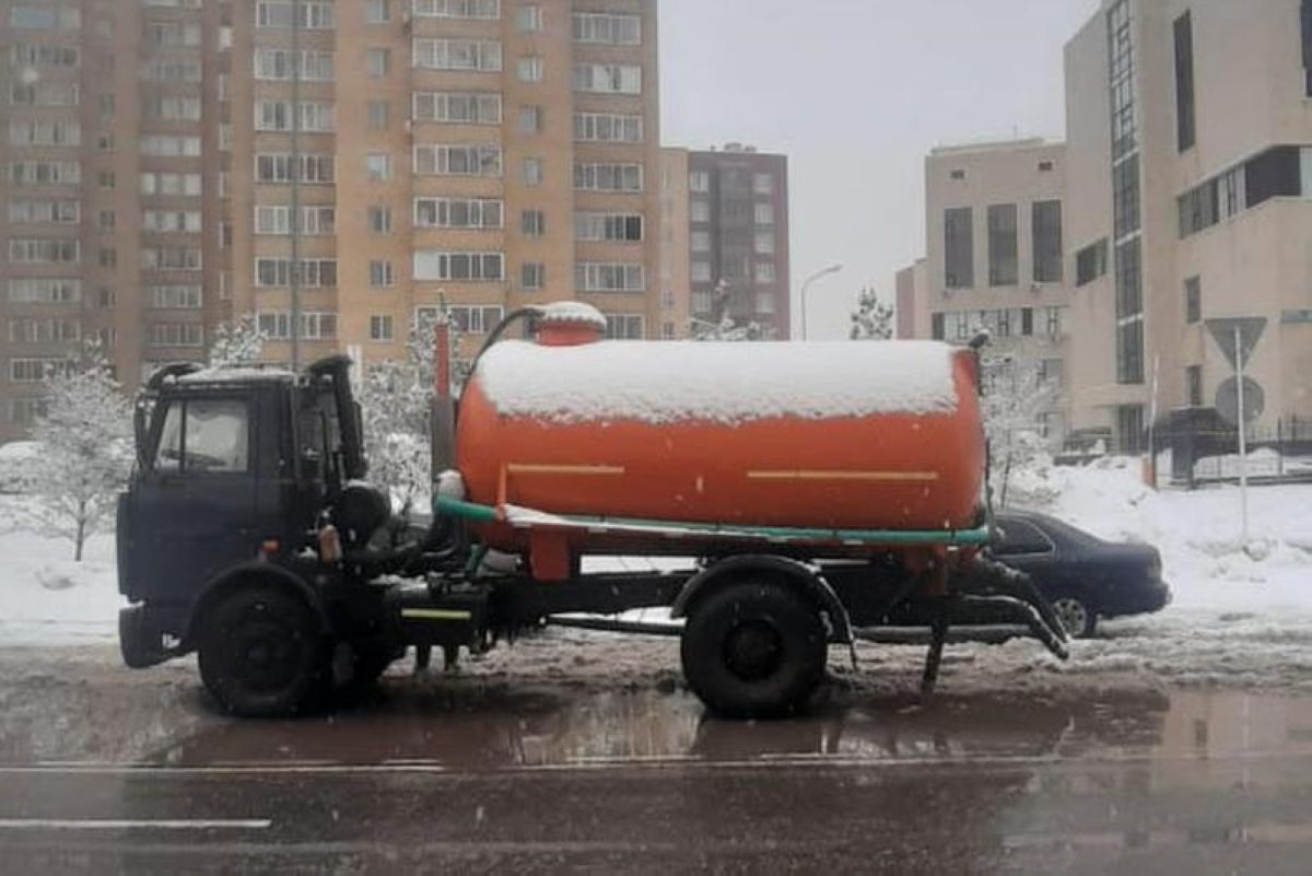 «Нұр-Сұлтан көшелері өзенге айналды» – су соратын 100 техника жұмыс істеп жатыр