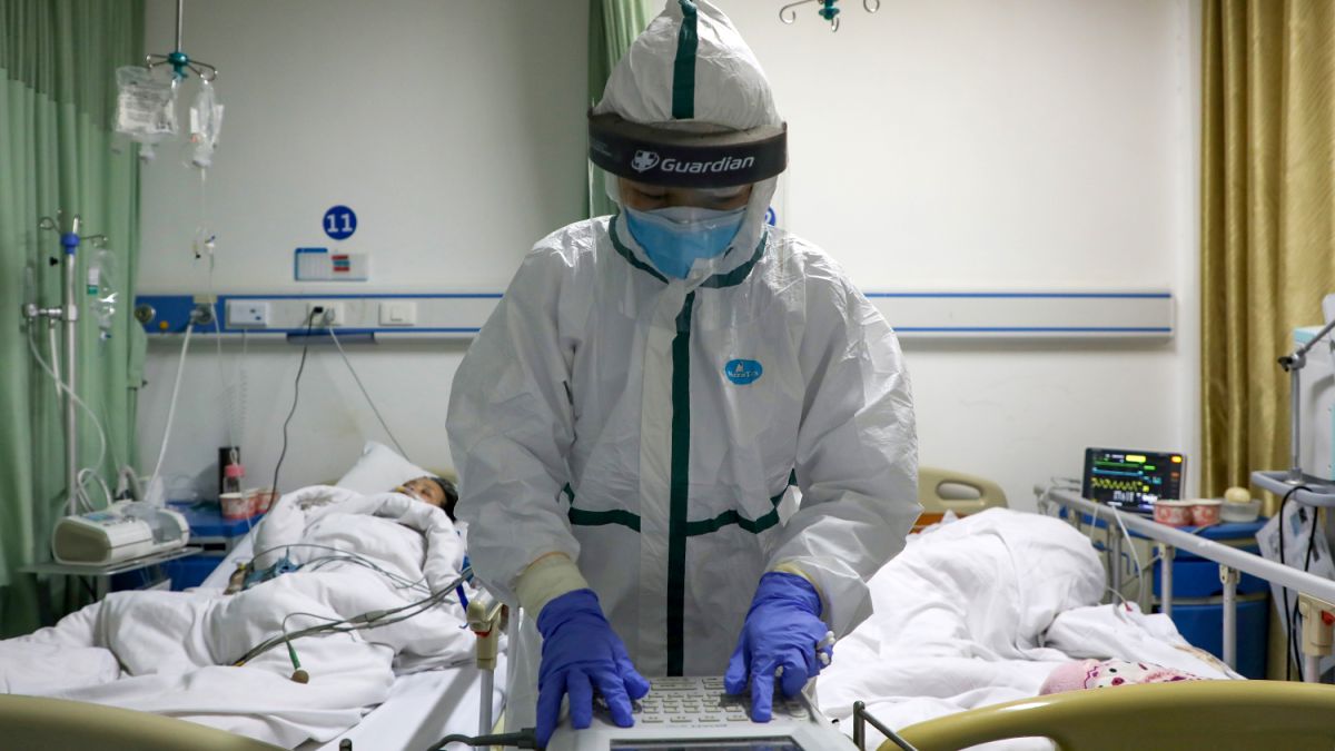 Эпидемия ошағы – Уханьдағы госпиталь басшысы коронавирустан көз жұмды