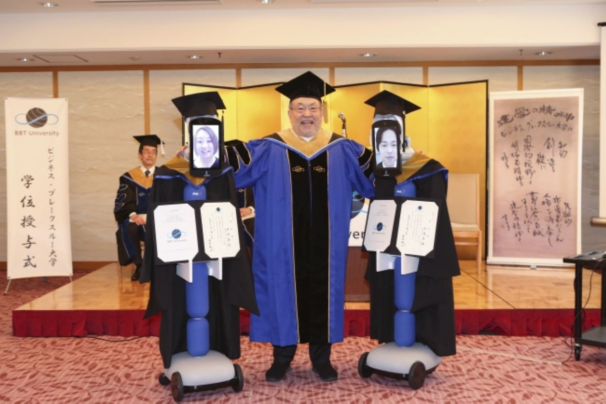 Жапониядағы BBT университетінің түлектері роботты басқарып, сертификаттарын алды