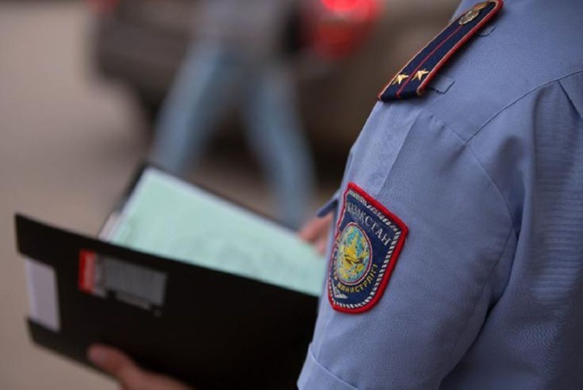 Оралда полицейлерден қашқан ер адам өзінің тамағын тіліп жіберген