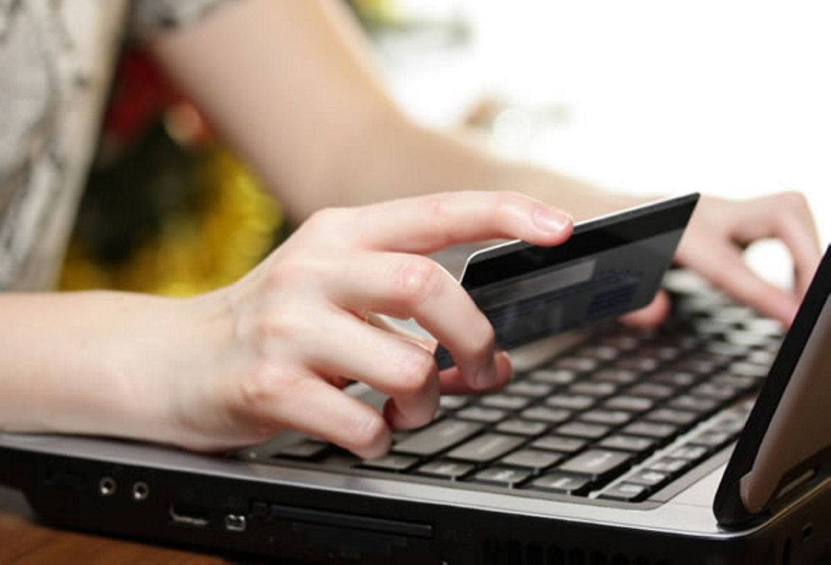 Үйден шықпай-ақ банк карталарына қалай онлайн тапсырыс беруге болады?