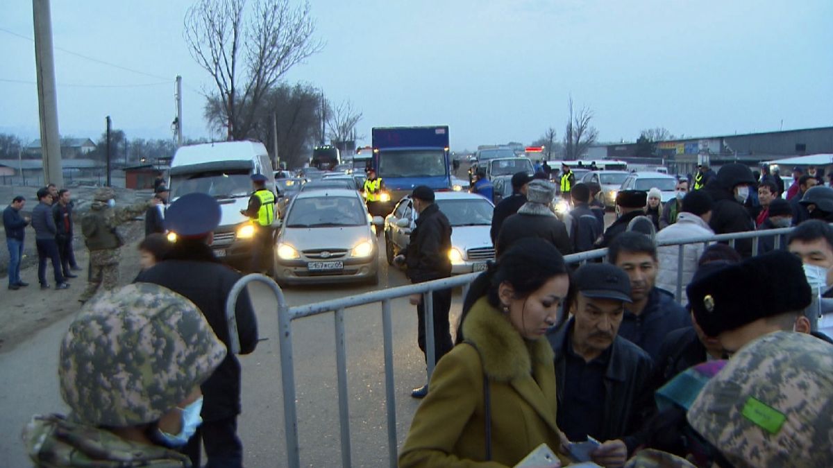 Алматыға кіреберістегі кептеліске байланысты блокбекеттерде бақылау күшейді