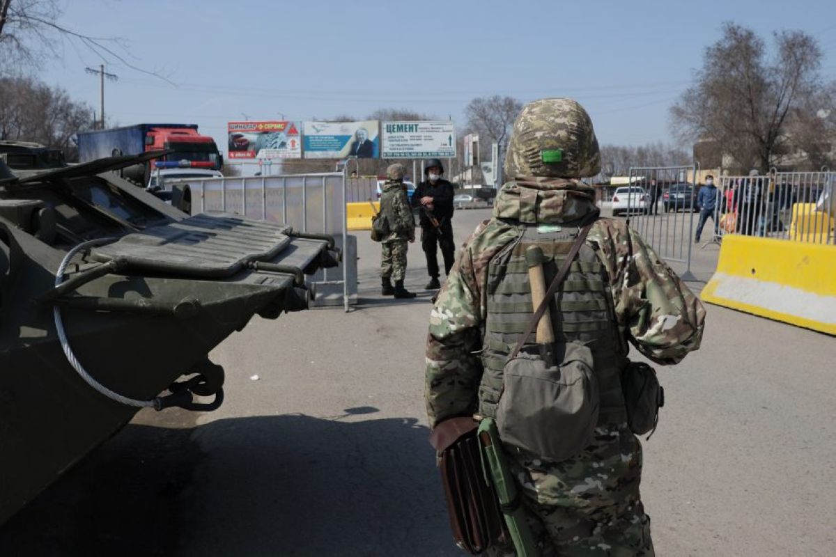 Сарбаздар бөлімдеріне  қайтып жатыр