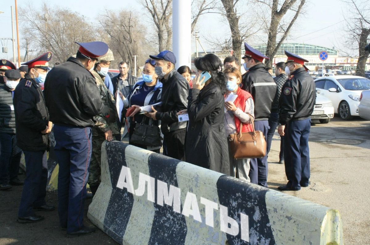 Адамдардан пара алып, блокпосттан өткізіп жүрген әкімшіліктің жетекші мамандары ұсталды – видео