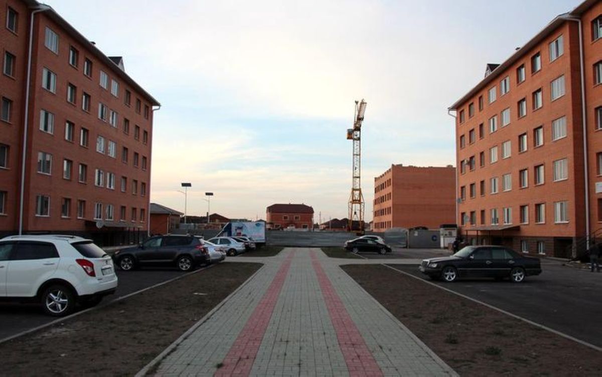 «Адам тұруға болмайды» – Нұр-Сұлтанның іргесіндегі жаңа тұрғын үй кешені кәріз суына батып отыр