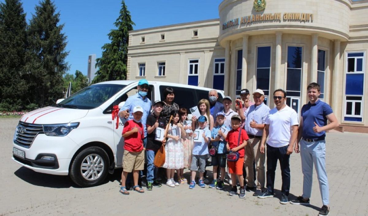 Тоғыз балалы отбасына шағын автобус алып берді