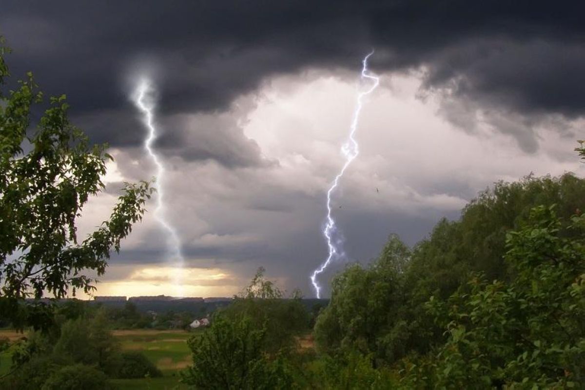 Еліміздің басым бөлігінде найзағай ойнап, жаңбыр жауады