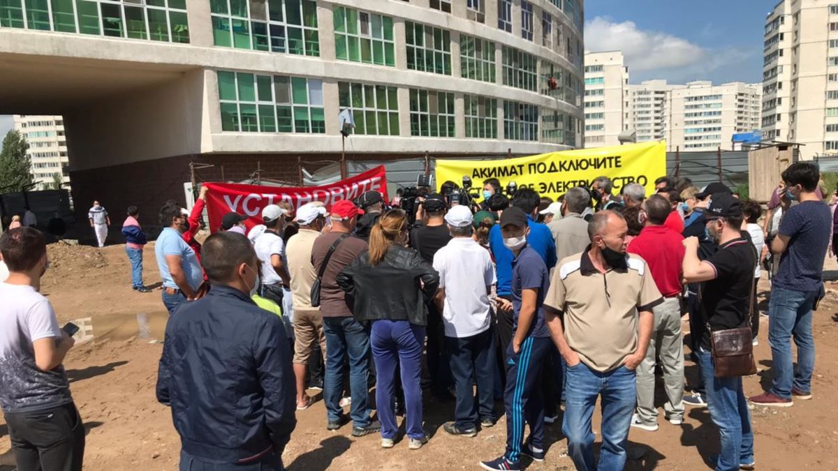 «Жағалаудағы» үйлердің жертөлесіне 2 метрге дейін су толып жатыр – видео