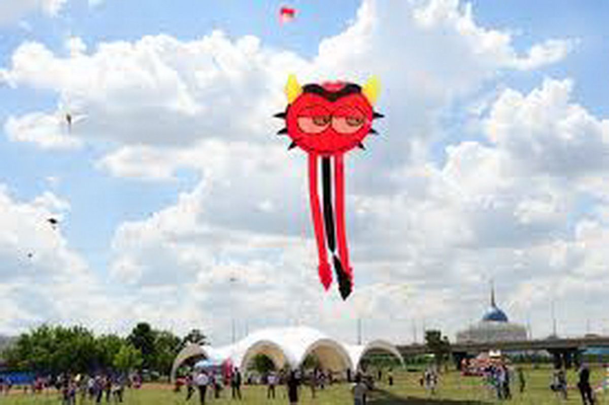 Егде жастағы әйелдермен жыныстық қатынас Орыс әйелі кезек-кезек трахаеттенеді (нақты кадрлар)