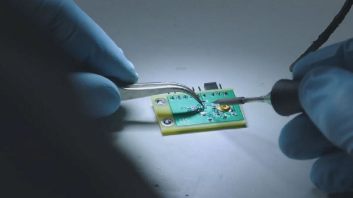 Илон Маск адамның миына чип енгізеді