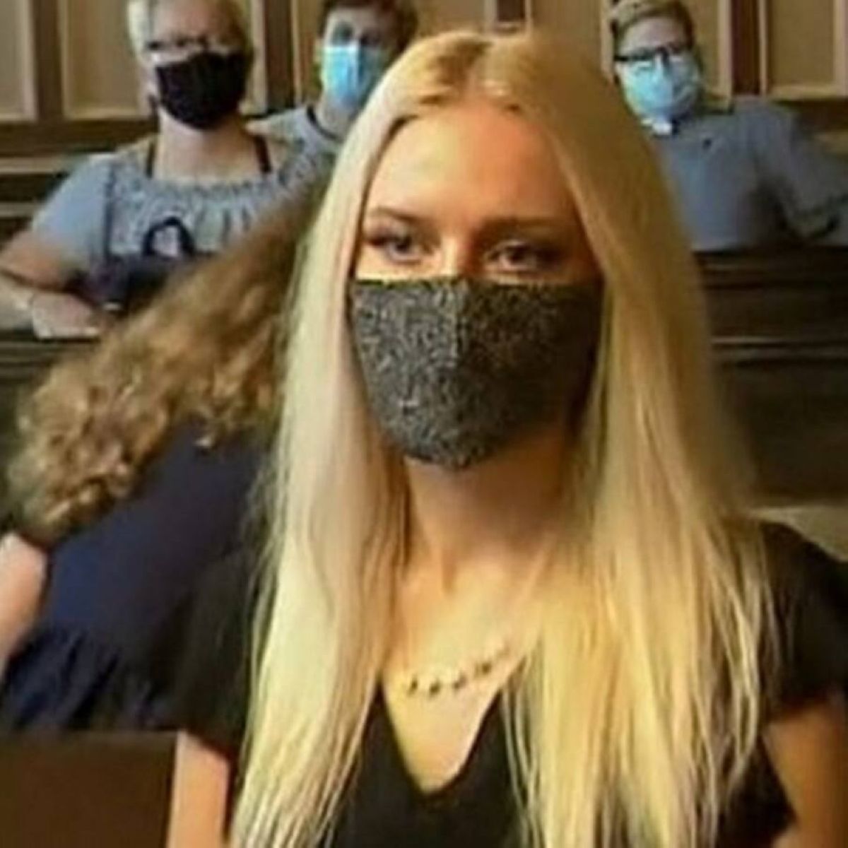 Хатшы қыз бастығының көсегін жалайды Мені жұлқылауға қалай үйретті