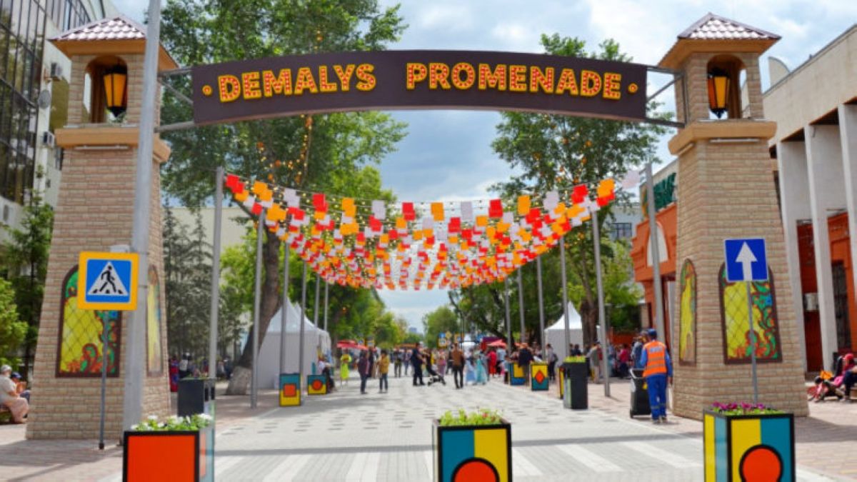 Demalys Promenade көшесінің бір күні - фоторепортаж