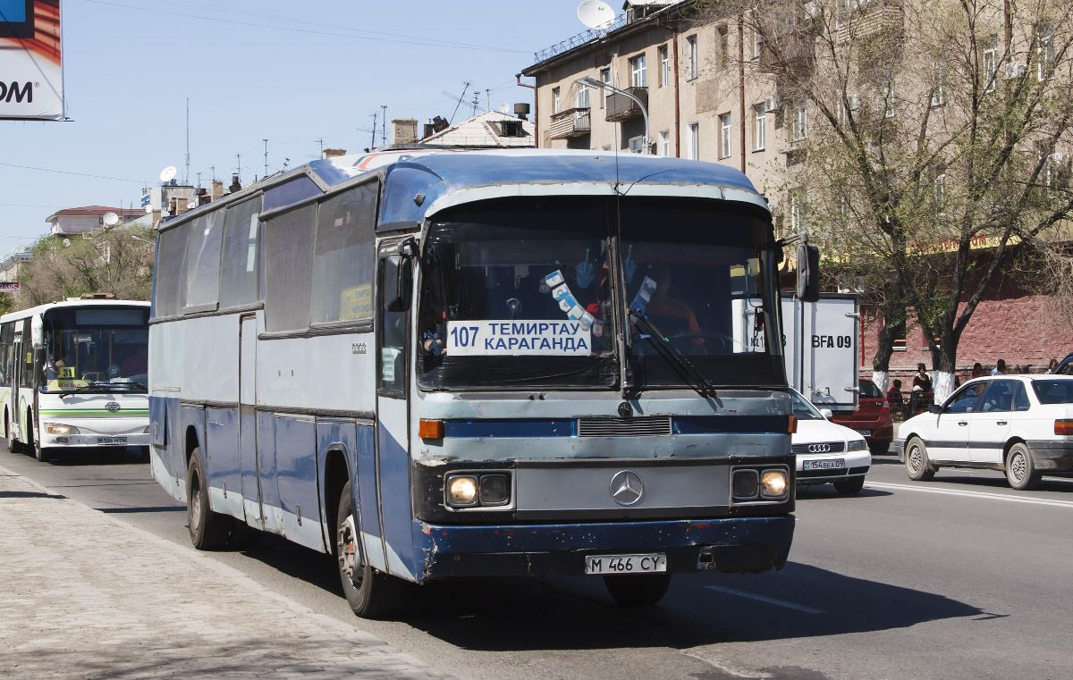 Теміртауда белгісіз бір ер адам автобуста отырған әйелді ұрып-соқты - видео