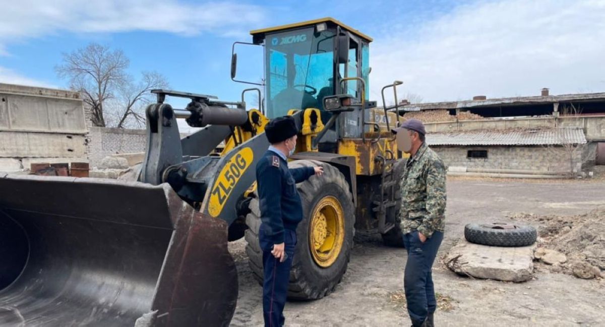 Әйел жүк тиегіштің шөмішіне мініп алған: полиция оқиғаның немен аяқталғанын айтты