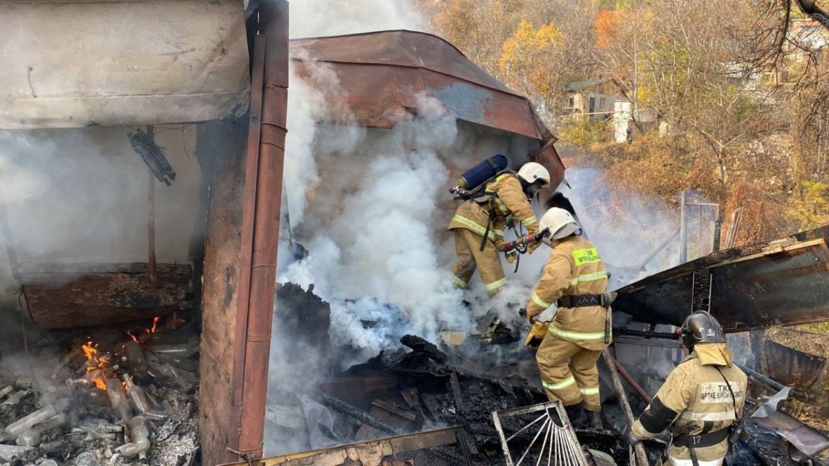 Алматылық тұрғын өртеніп жатқан үйден бір адамды құтқарып қалды