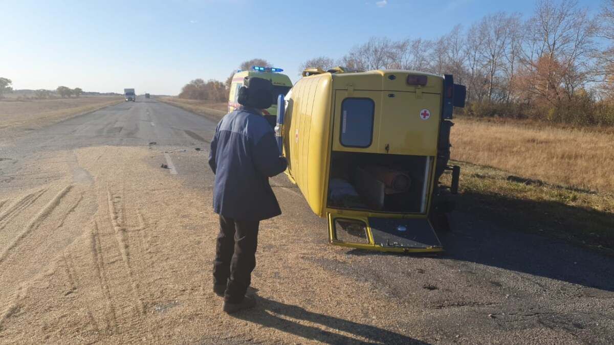 Жедел жәрдем көлігі жол апатына ұшырады