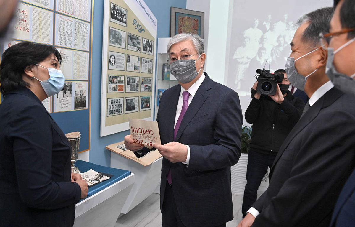 Президентке Алматыда оқыған мектебінде 51 жыл бұрын жазған хатын көрсетті