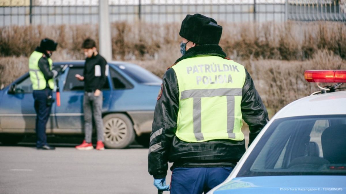 Көлігіне қайтыс болған адамның мемлекеттік нөмірін тағып алған жүргізуші ұсталды