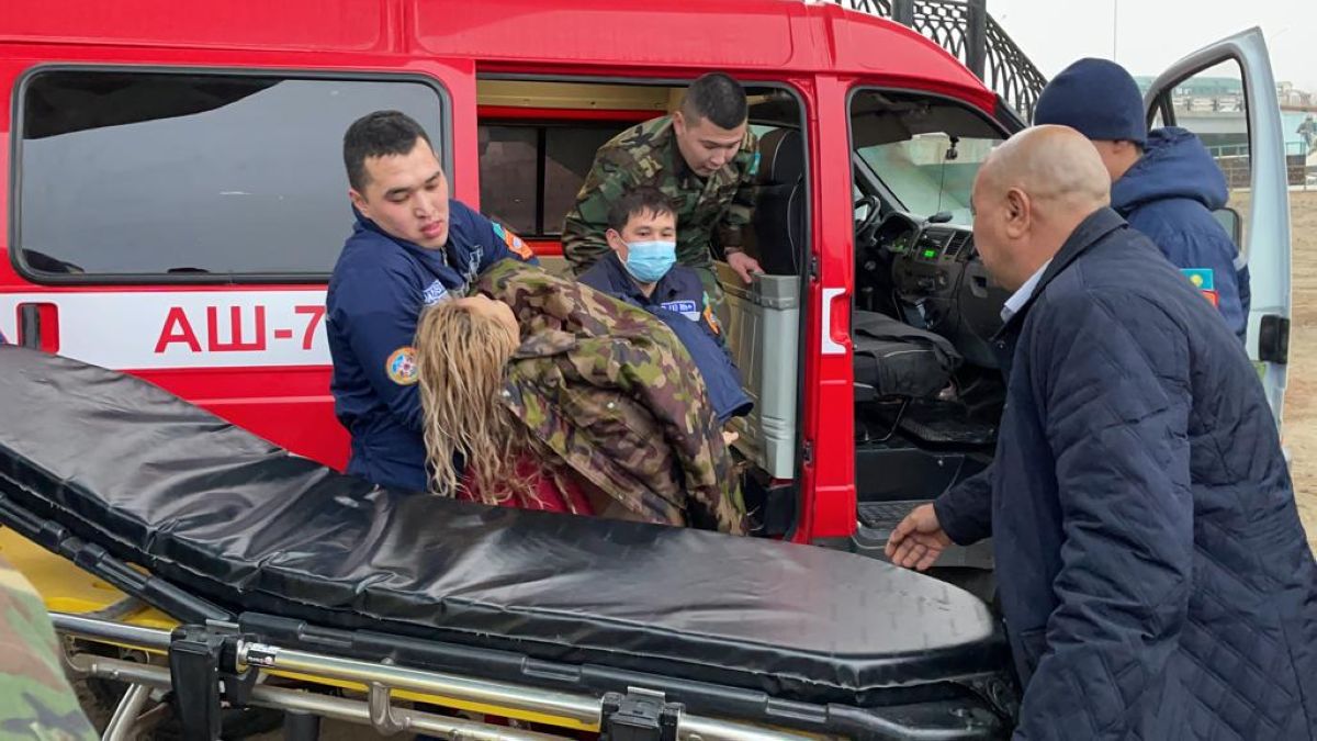 Атыраулық полицейлер көпірден секірген әйелді құтқарды