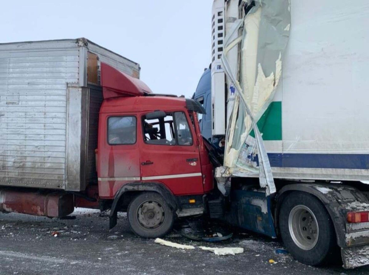 Жүргізушілер бір-біріне жол бермей, 4 жүк көлігі соқтығысты