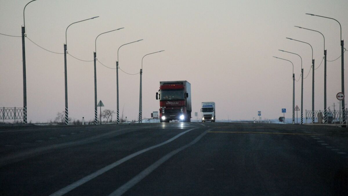 Қазақстандық дипломаттар Украинадан келе жатқан көлік жүргізушілеріне көмектесті